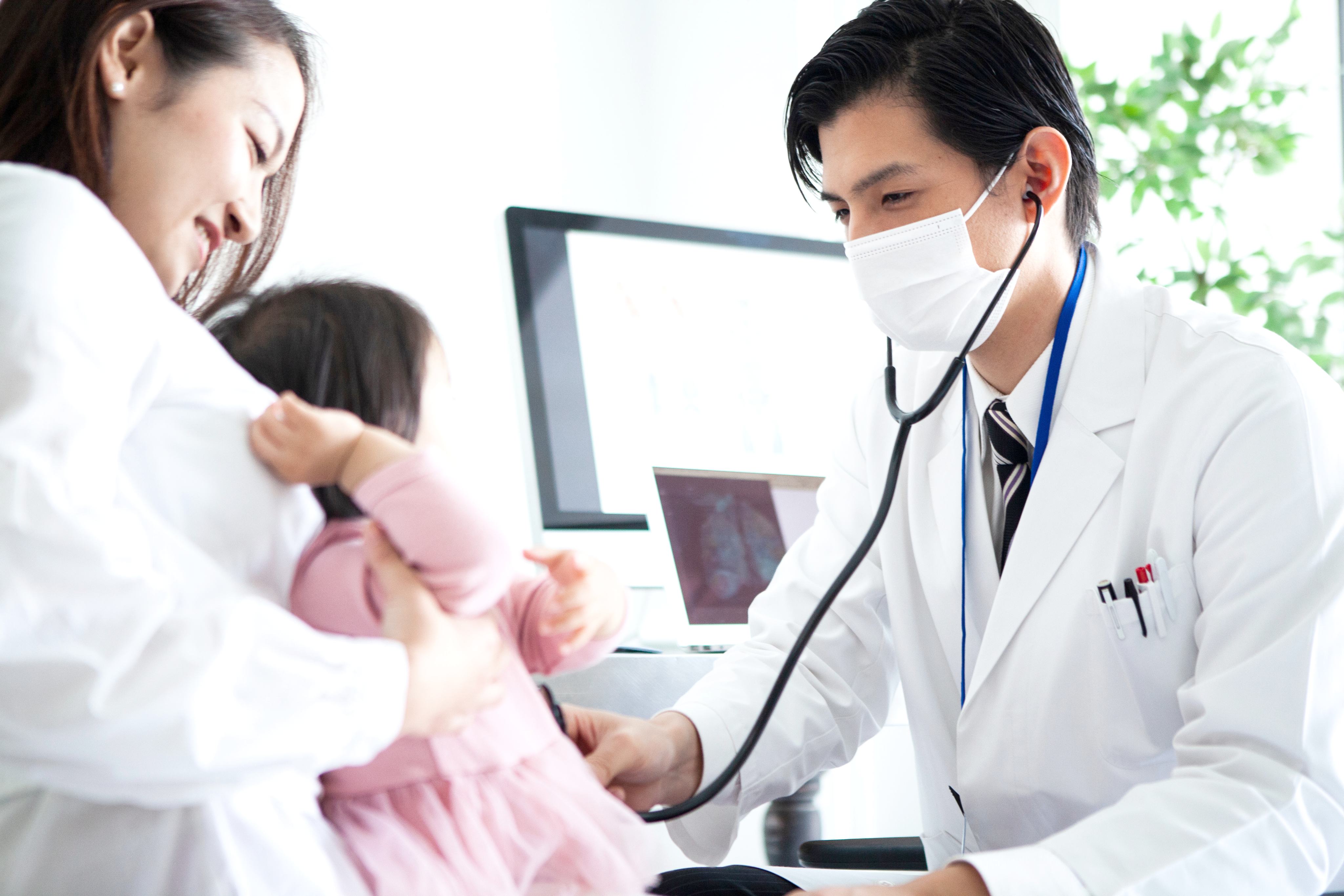 お子さまを診察する小児科医