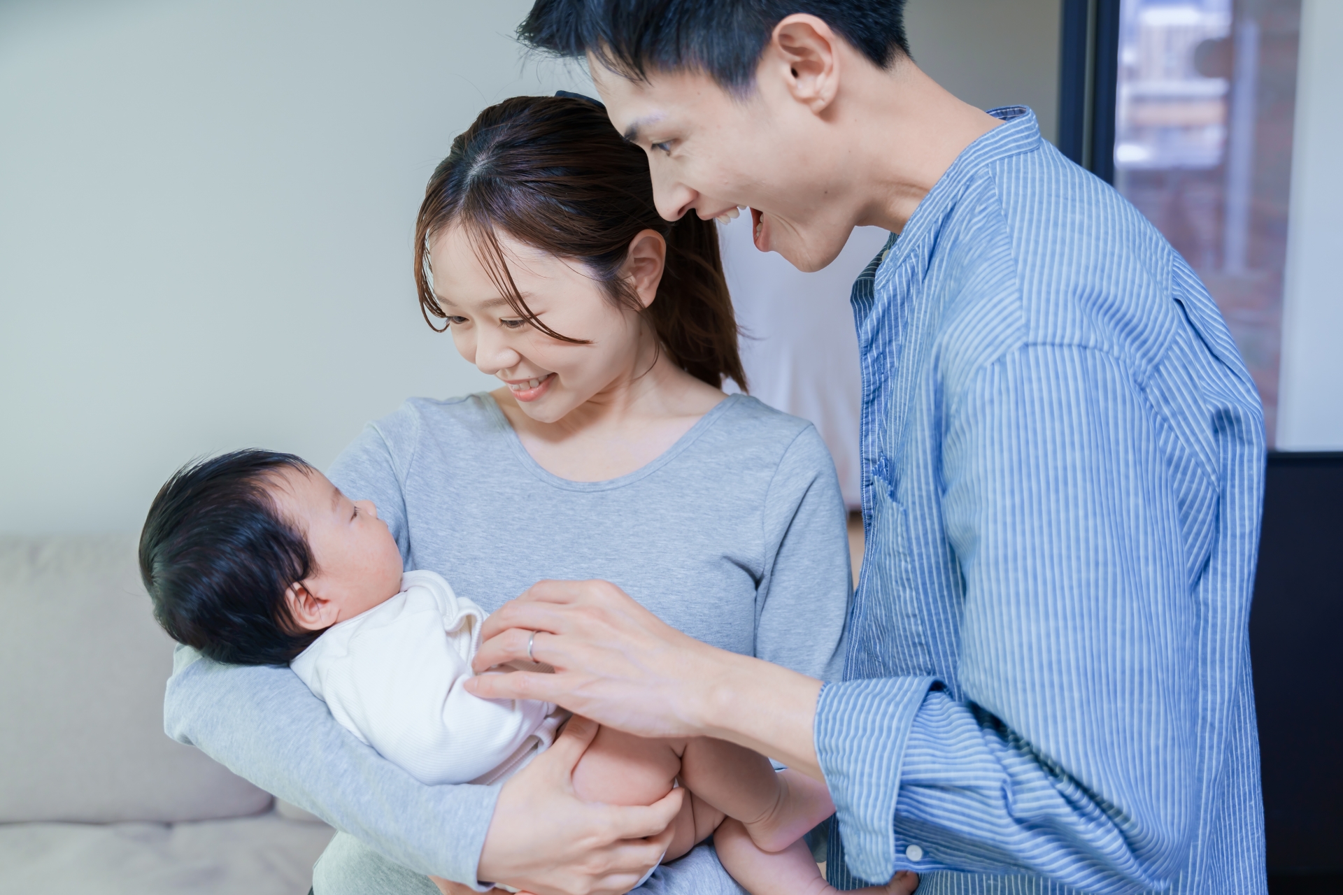 赤ちゃんを抱くご両親