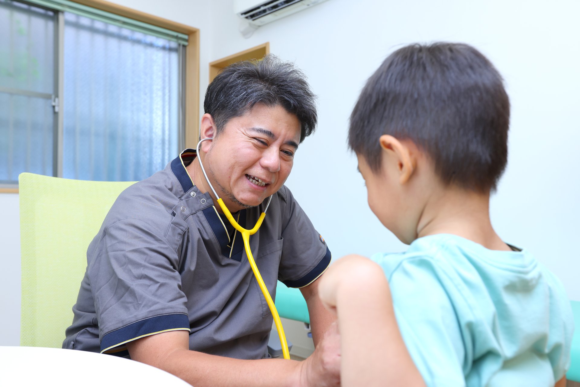 医師の診察を受けるお子さま